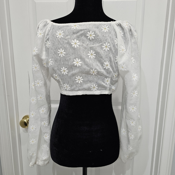Nasty Gal, Daisy Embroidered Twist Front Crop Top NWT Size 4 - Picture 5 of 12